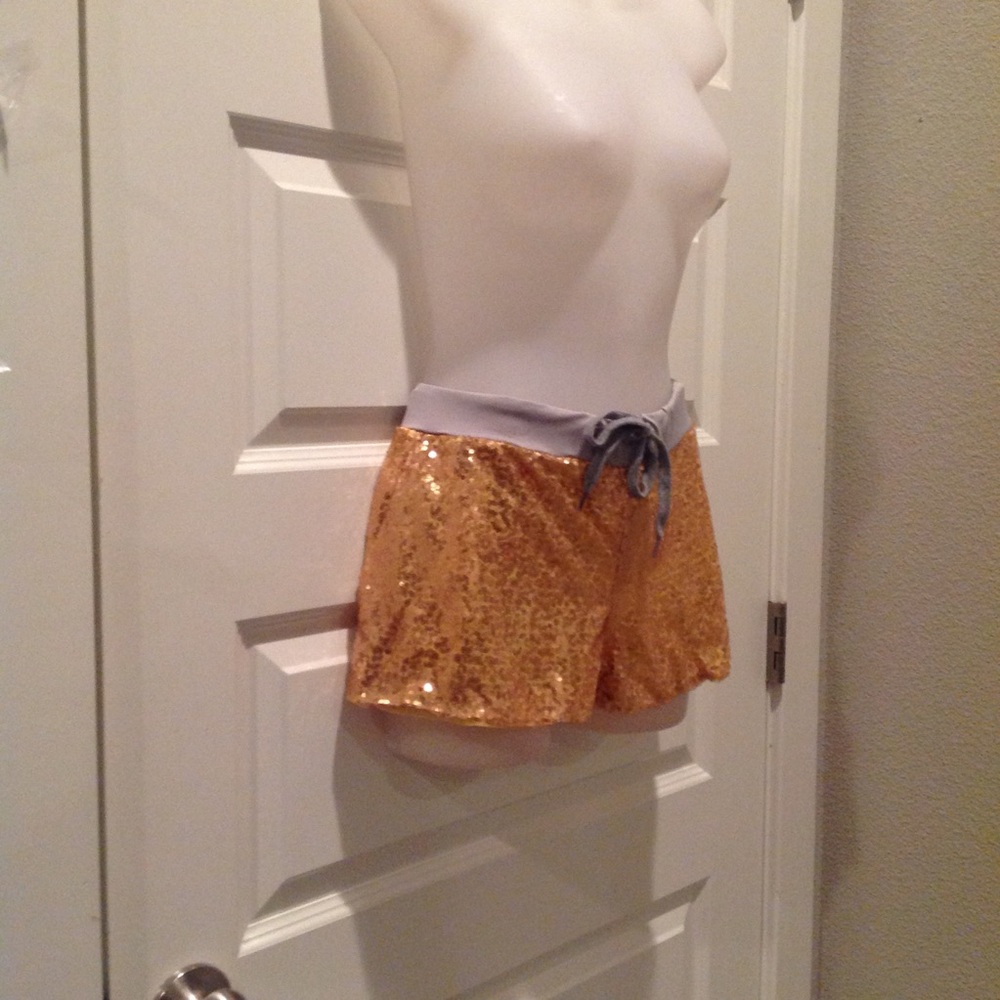 Gold sequin shorts - Picture 3 of 4